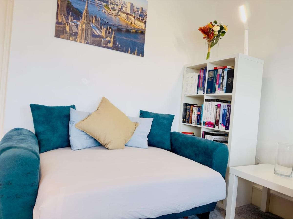 Prime Location By Eye - Direct View - Entire Flat For 3 Adults & 1 Child Appartement Londres